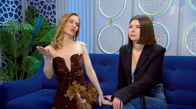 Ксения приехала в студию вместе с подругой Анной, которая выступала у нее на подтанцовке | Источник: 1tv.ru