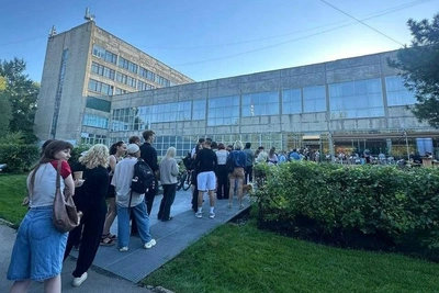 Омичи ночевали в палатках ради открытия кофейни Skuratov