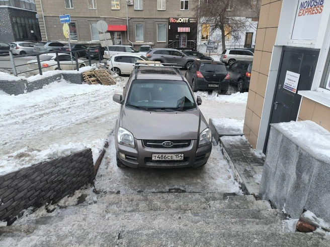 Еще немного и можно было бы заехать прямо на первый этаж здания | Источник: читатель НГС Андрей