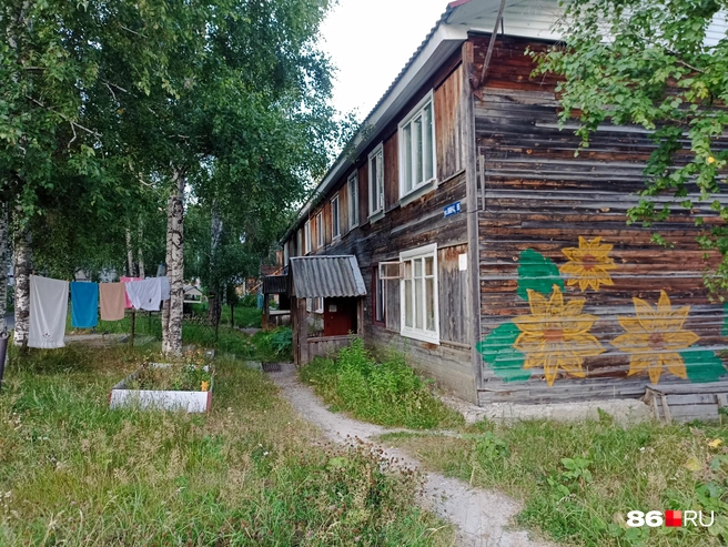 Еще немного рисунков на домах и белья на улице | Источник: Мария Гришкина / 86.RU