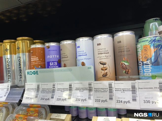 Продукты «ВкусВилл» соседствуют с товарами других производителей | Источник: Стас Соколов / NGS.RU