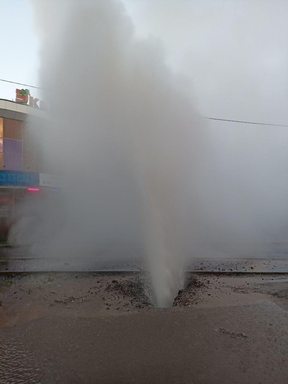 От воды поднимается пар: смотрите, что происходит на месте прорыва трубы в Архангельске