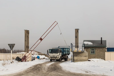 Низкие провода мешают вывозу мусора в Первомайском районе