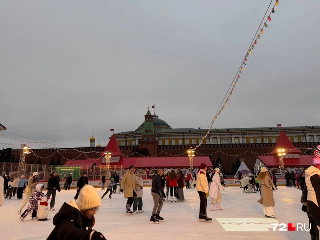 Это утреннее время. И каток, полный людей | Источник: 72.RU