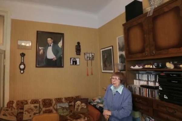 Каждое утро Зоя Александровна смотрит на портрет супруга
