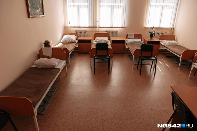Иногда в одной комнате могут жить заядлый рецидивист и первоход. Фсиновцы контролируют, чтобы не было конфликтов и «неуставных отношений» | Источник: Максим Серков / NGS42.RU
