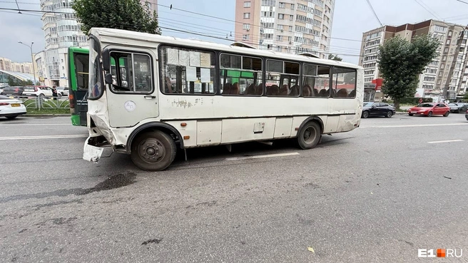 Авария случилась на улице Белинского | Источник: читатель E1.RU