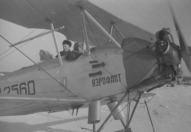Загрузка почтой самолета пилота Байкова А. М. перед вылетом в районы области. 1954 год | Источник: фотофонд Самарского областного государственного архива социально-политической истории
