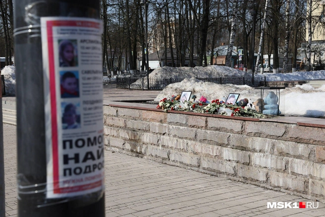 Стихийный мемориал в память об утонувших в Москве-реке детях установили в центре Звенигорода | Источник: Артем Устюжанин / MSK1.RU