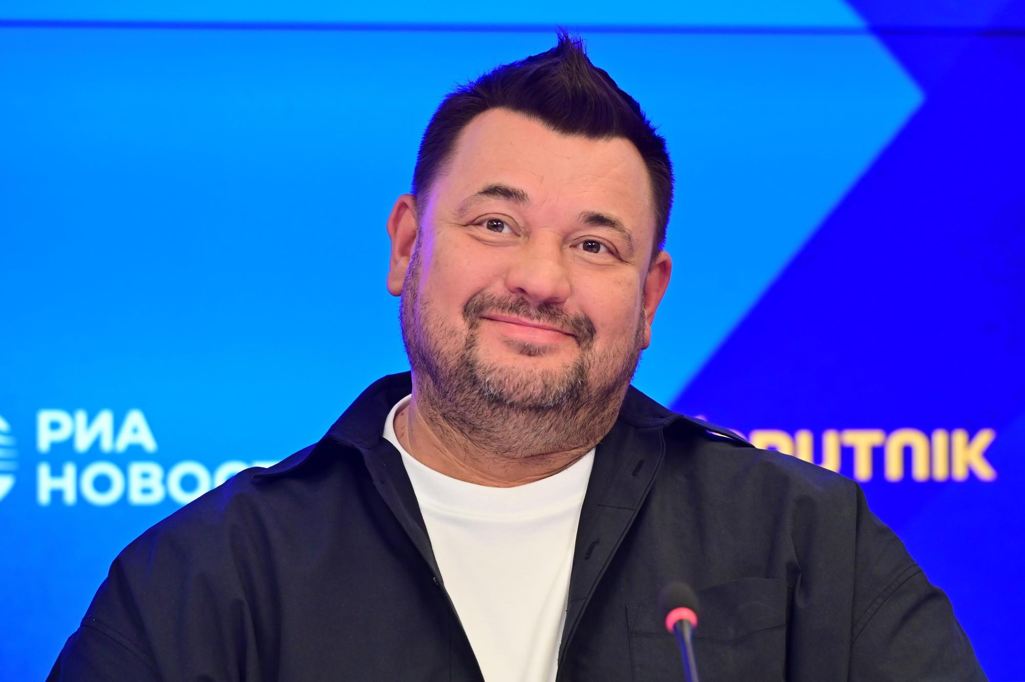 «Каждый раз плачу»: Сергей Жуков показал маму-учительницу, брата-соавтора и красавицу-дочь