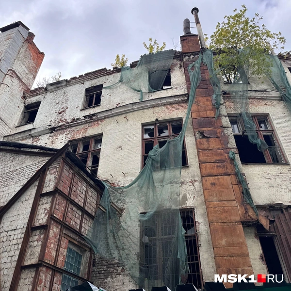 Все окна в здании бывшего ресторана выбиты | Источник: Дмитрий Толстошеев / MSK1.RU
