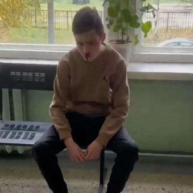 Здесь Артемий сидит в техникуме уже после того, как его обезвредили студенты и задержали полицейские | Источник: SHOT / T.me