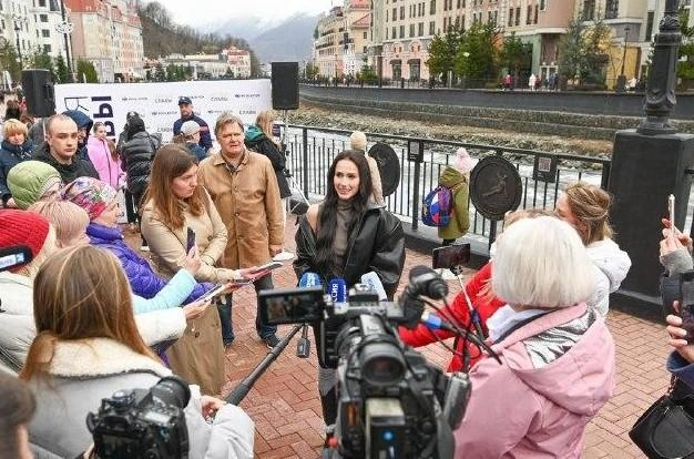 Алина Загитова пообщалась с горожанами и гостями курорта | Источник: sochi.ru