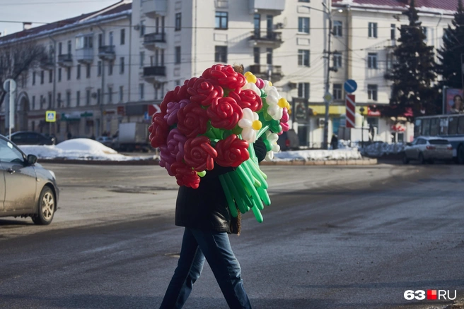 Цветы нам пока светят только искусственные. Или вот — надувные | Источник: Роман Данилкин / 63.RU
