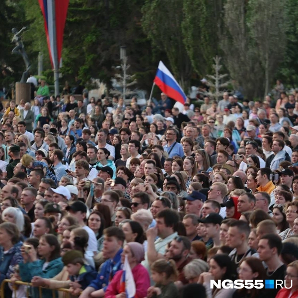 Омичи пришли на площадь с флагами | Источник: Евгений Софийчук / NGS55.RU