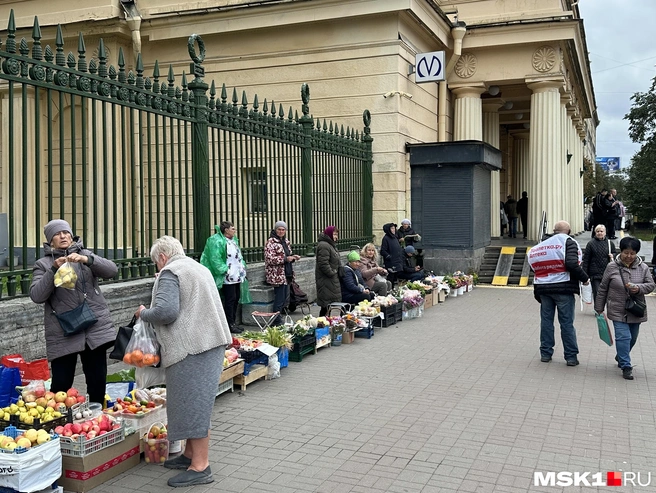 У станции метро торгуют овощами | Источник: Андрей Кузнецов / MSK1.RU