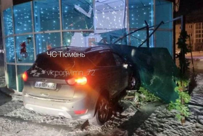 Автомобиль врезался в пекарню, водитель скрылся