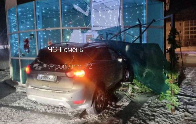 Водитель бросил машину с включенными фарами | Источник: Тюмень ЧП / T.me