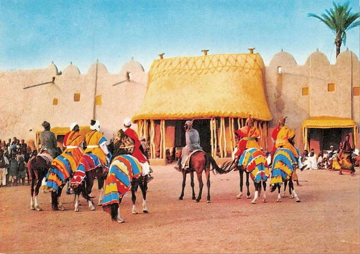 Дворец в Рей-Буба, Северные территории Камеруна | Источник: VINTAGE POSTCARD, CAMEROUN, AFRICA