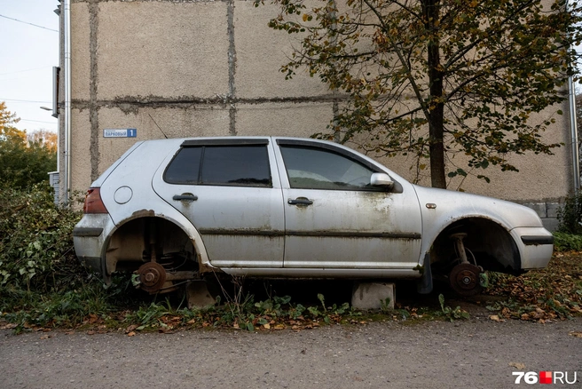 Брошенные автомобили стали привычной частью местного пейзажа | Источник: Александр Куренной / 76.RU