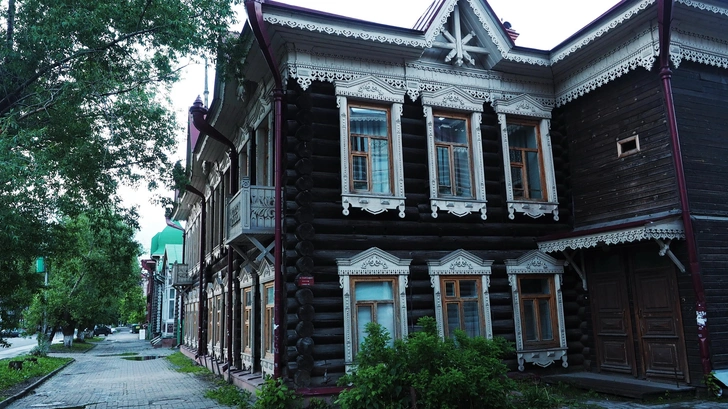 Старинный деревянный бревенчатый дом с резными наличниками в Томске. | Источник: Чиженок Александр/PhotoXPress.ru