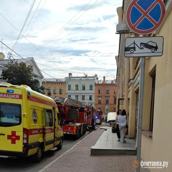 На Большом проспекте Васильевского острова загорелась крыша офисного здания. Пожарные тушат огонь | www.fontanka.ru