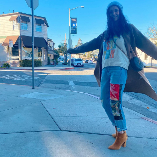Как стилизовать джинсы в стиле пэчворк — модный тренд весны 2022: учимся у Нины Добрев