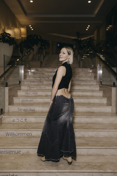 Яна Крайнова в самой модной юбке сезона на презентации «морозных» платьев