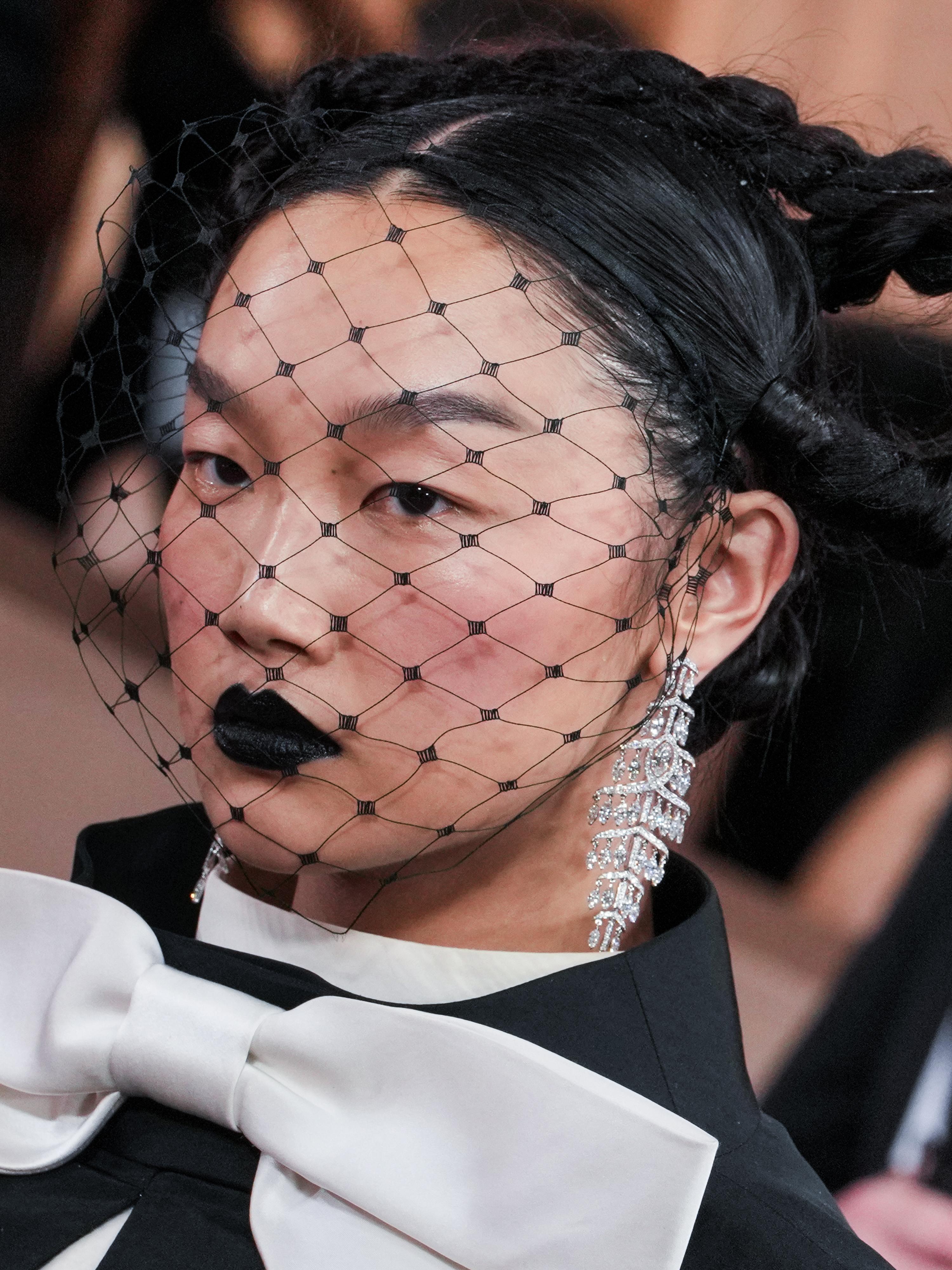 Брови с декоративными элементами