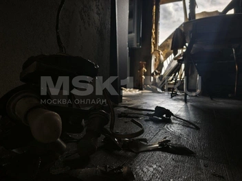 Люстра теперь валяется на полу | Источник: Михаил Мечев / MSK1.RU