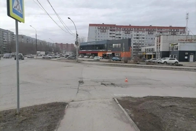 В Новосибирске водитель сбил девочку на самокате и скрылся