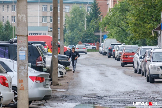 Ямы и редкие пешеходы в первой половине дня | Источник: Булат Салихов / UFA1.RU