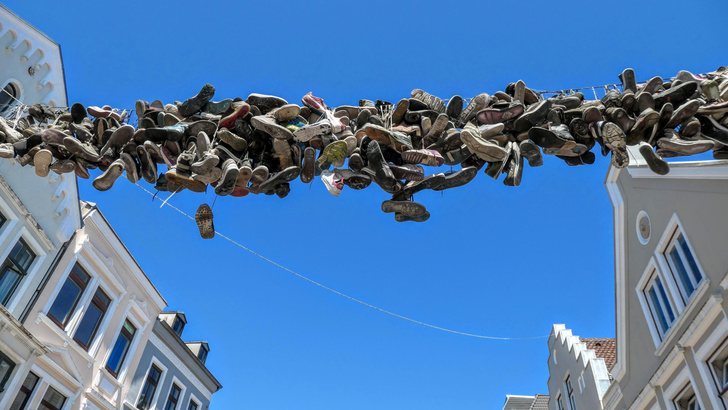Обувь на ветер: зачем люди по всему миру вешают кроссовки на провода