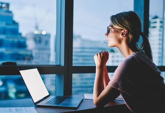 «Муж уволился ради моей карьеры, а теперь видит себя жертвой и изводит упреками»