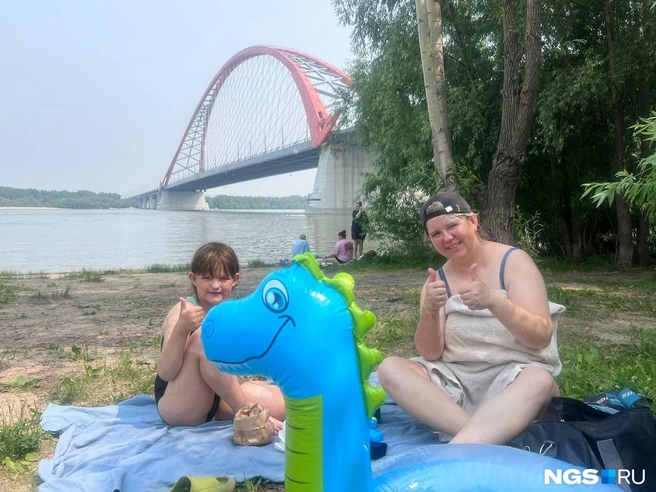Ксюша и Наташа&nbsp;— жена и дочка Дмитрия&nbsp;— Бугринский пляж тоже хвалят. Быстрого течения и неверного дна не боятся: девочка занимается плаванием в секции | Источник: Анна Скок / NGS.ru