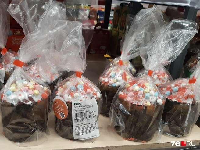 В этом году в магазине предлагают кулич «Красный бархат» со вкусом торта. Цена&nbsp;— 280 рублей | Источник: Екатерина Лещенкова / 76.RU