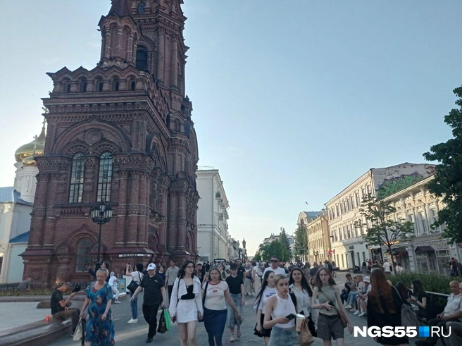 Теплым вечером на пешеходных улицах Казани не протолкнуться | Источник: Сергей Энквист / NGS55.RU