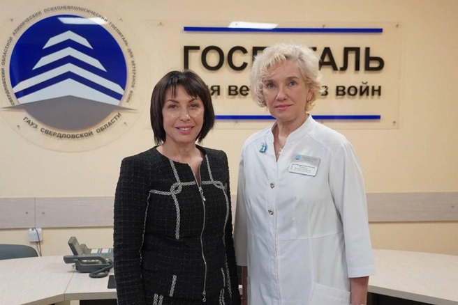 Министр здравоохранения Татьяна Савинова (слева) представила Валентину Ямпольскую (справа) коллективу больницы | Источник: Денис Паслер / T.me