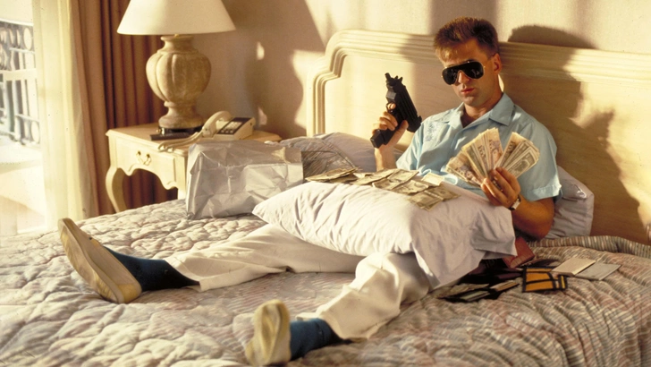 Алек Болдуин с микро узи в фильме «Майами Блюз», 1989 | Источник: Legion Media