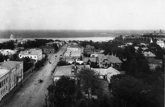 Вид на улицу Ильинскую из колокольни Вознесенской церкви в 1910-х | Источник: Максим Дмитриев / pastvu.com