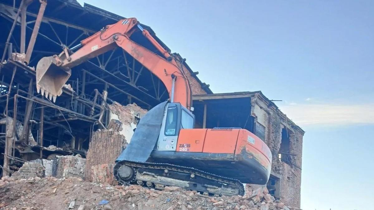 В Архангельске во время сноса здание на экскаватор упала стена: пострадал человек