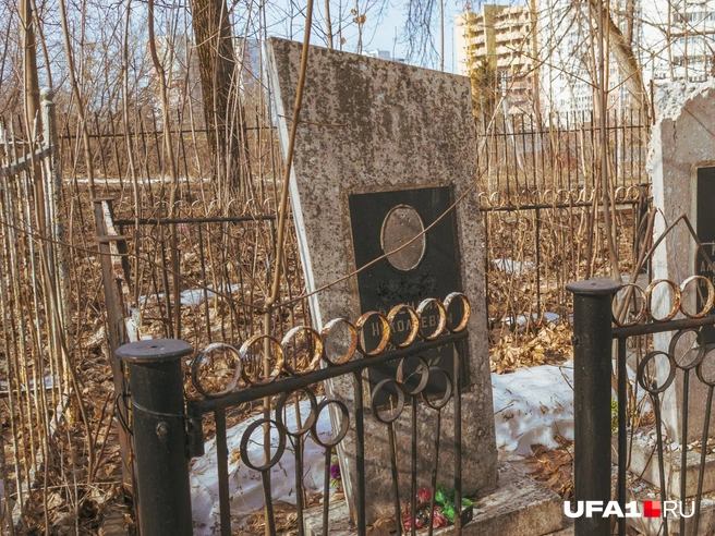 Как будто покойник вышел из пристанища и не запер калитку