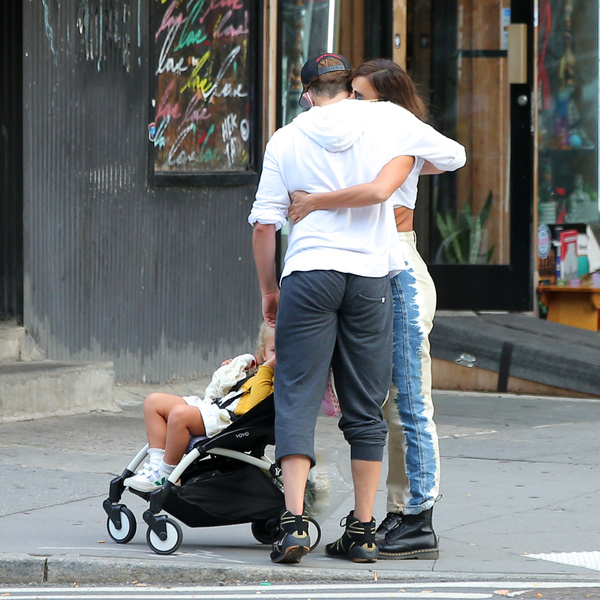 Пригрел на груди: Брэдли Купер и Ирина Шейк крепко обнимаются на прогулке с дочерью Леа