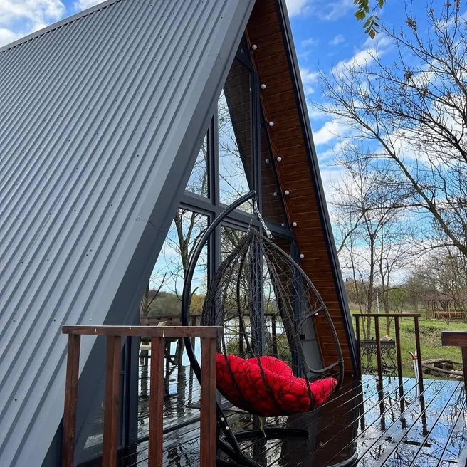 Так выглядят домики на базе отдыха | Источник: Priozerieglamping.ru