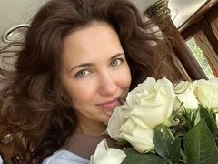В 48 все еще секс-символ: Екатерина Климова уверенно позирует в кружевном боди и прозрачном платье