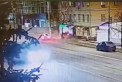 Два авто вылетели на тротуар: момент ДТП у парка 1 Мая