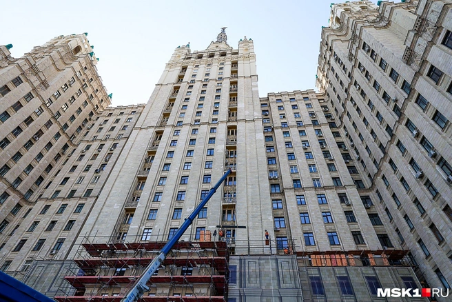 В Москве разобрали знаменитые ступеньки в высотке на Кудринской площади | Источник: Артем Устюжанин / MSK1.RU