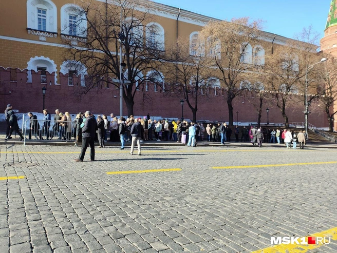 Под стенами Кремля собралась толпа | Источник: Александра Кудряшова / MSK1.RU