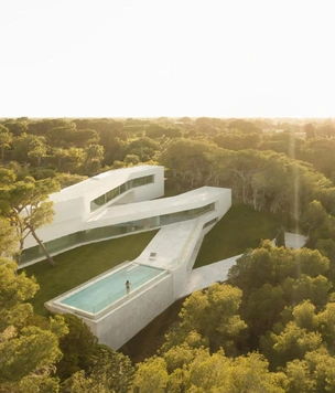 Белый зигзаг на холме: вилла в Аликанте от Fran Silvestre Arquitectos