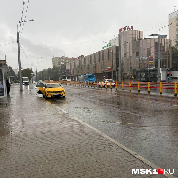 Машины загребают воду | Источник: Читатели MSK1.RU